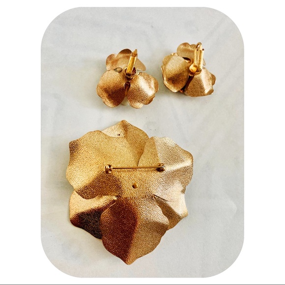 Vintage SARAH COVENTRY "Camellia" White Enamel Flower Brooch & Earring Set 1962 - Picture 3 of 5